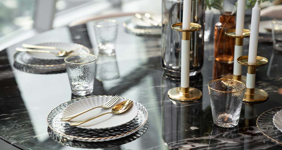 glassware_gold_white_dinner_setting